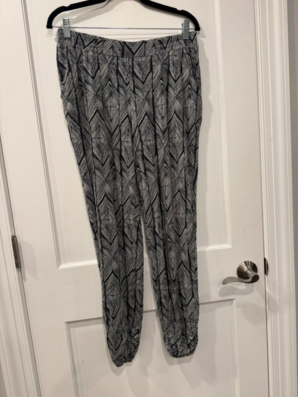 Lilka by Anthropologie Chevron Geometric Print Black and White Jogger Pants Med
